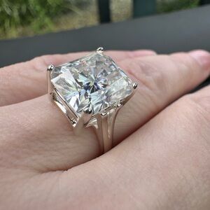 Timeless 8 ct Silver Solitaire Ring with Brilliant Cut